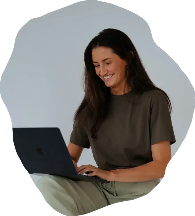 Hannah Gratzer arbeitet am Laptop
